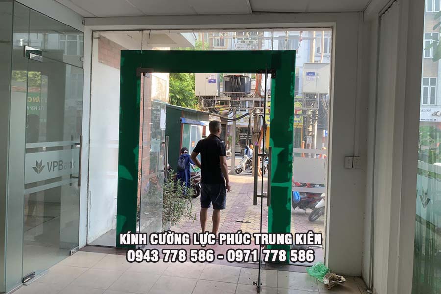 cửa kính cường lực